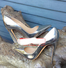 Load image into Gallery viewer, Bronze Patent leather pumps
